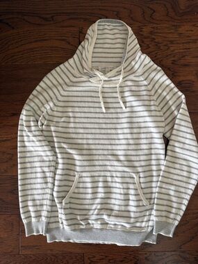 Amour Vert Kaityn White and Grey Striped Pullover Sweater